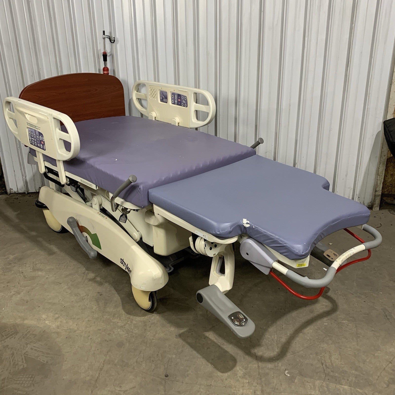 Stryker LD304 Birthing Bed Powers and Lifts Torso Hydraulic Stuck0