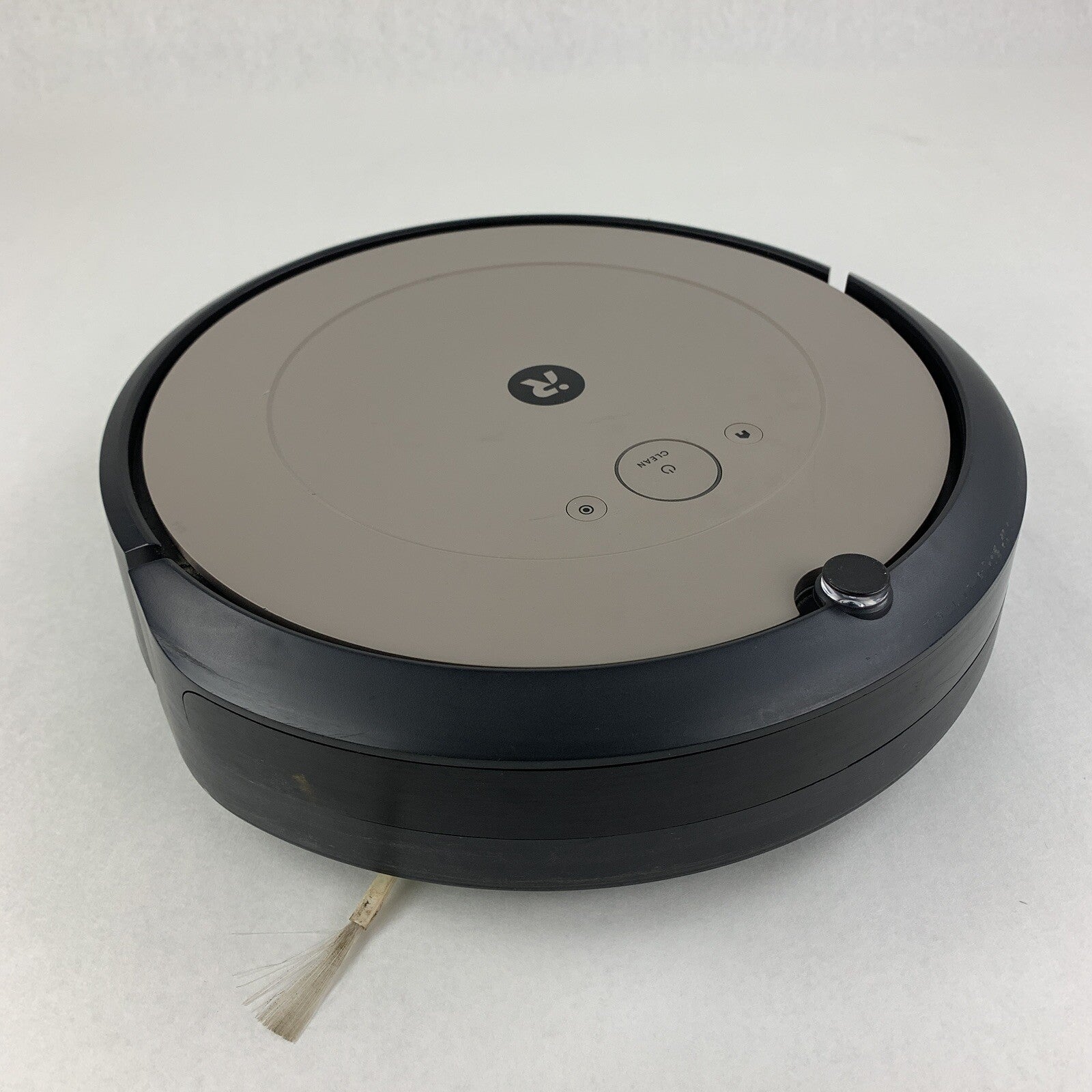 iRobot Roomba i1 Robot Vacuum Powers on For Parts and Repair