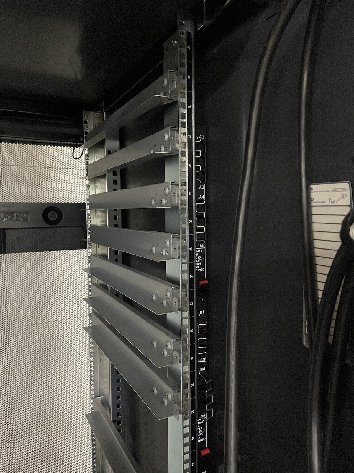 NETAPP NAC-0501 Server Rack Cabinet Unlocked With Keys