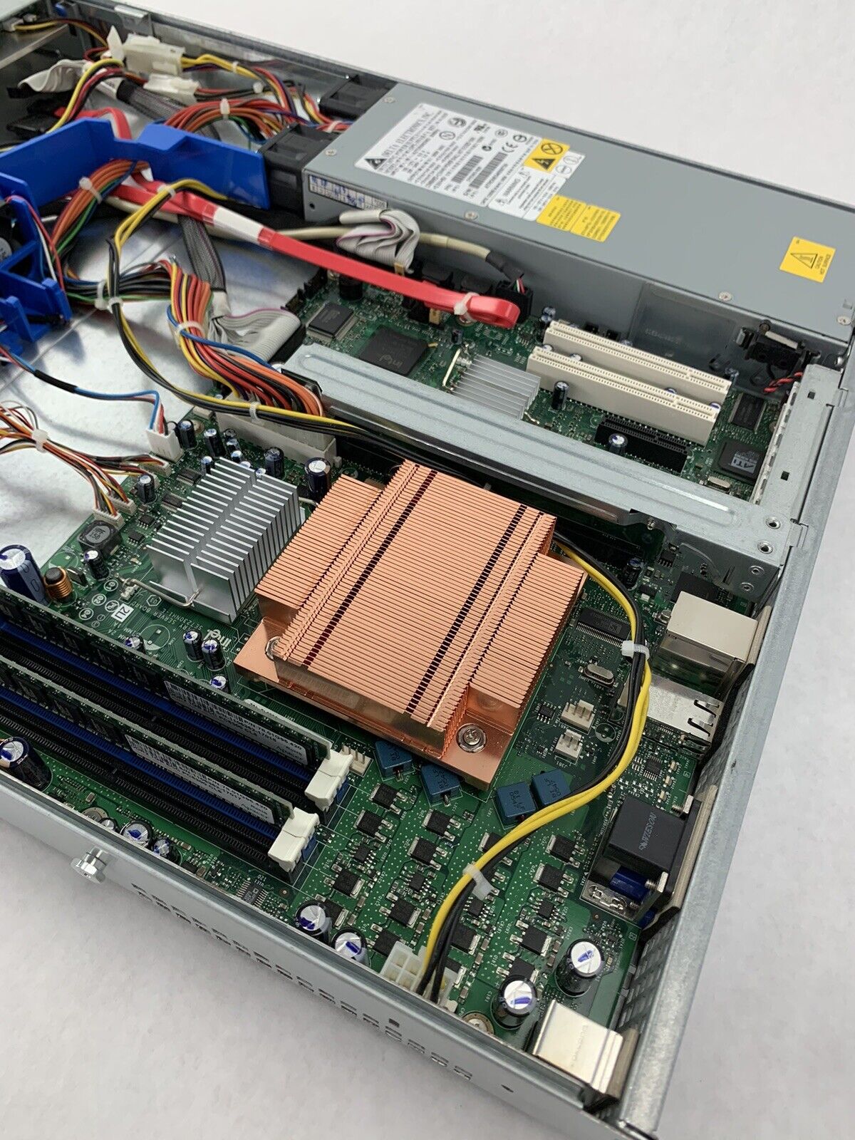 Intel Server System SR1475NH1 Pentium D 3.4 GHz  2 GB Ram No OSS No HDD