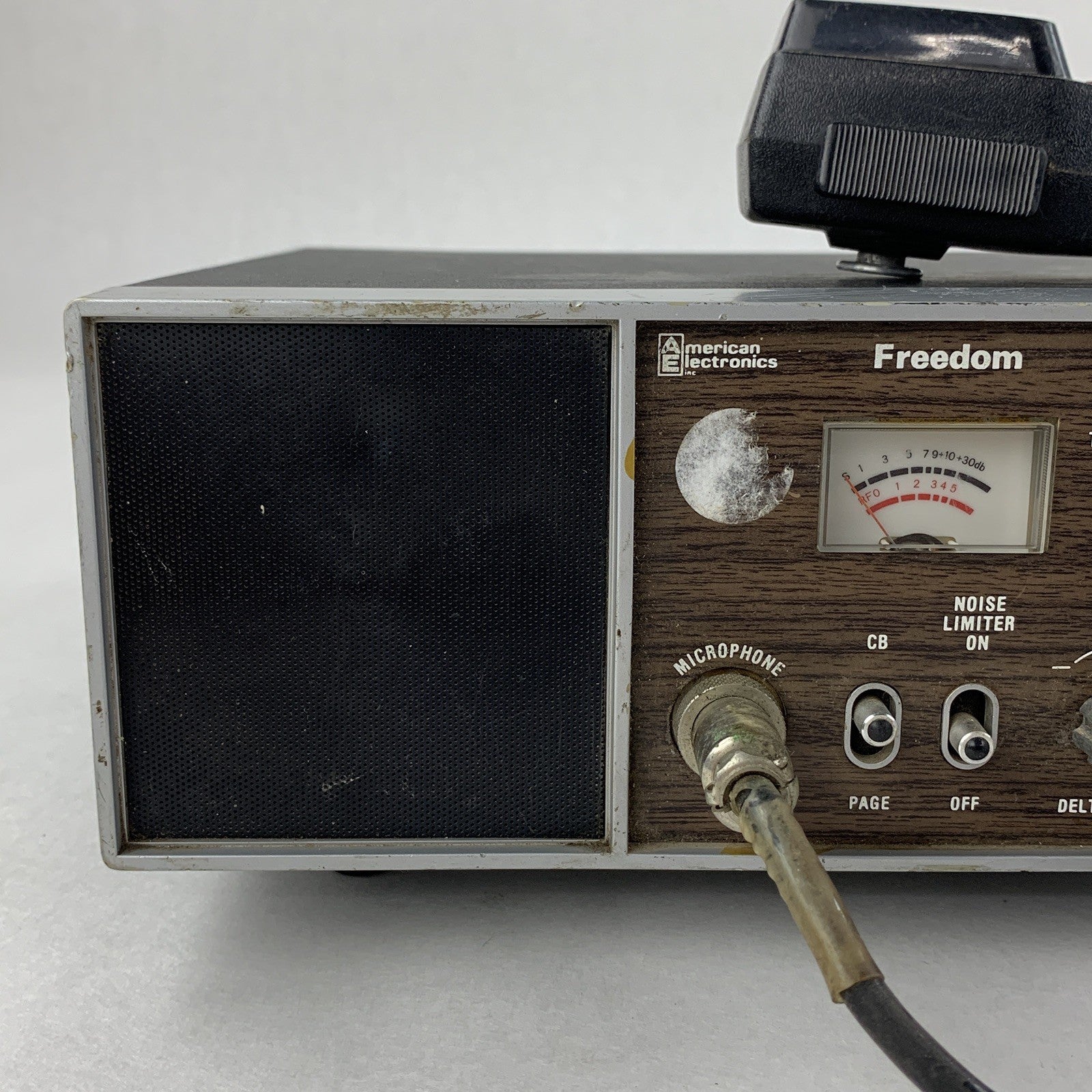 American Electronics 76-601  Freedom CB Radio Powers ON