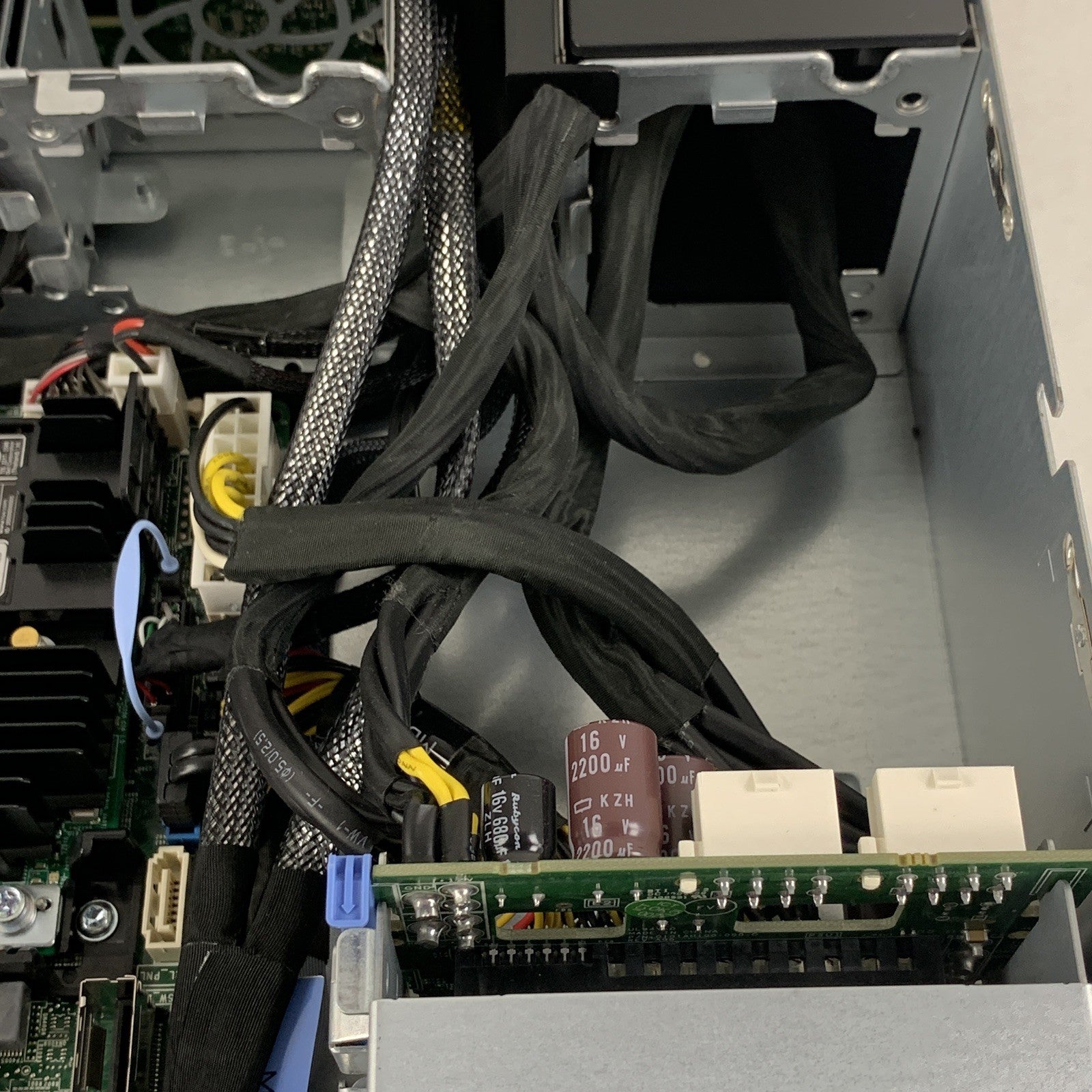 Dell EMC Poweredge R530 2x Xeon E5-2620v3 2.4 GHz 32 GB Ram No OS No HDD No PSUs