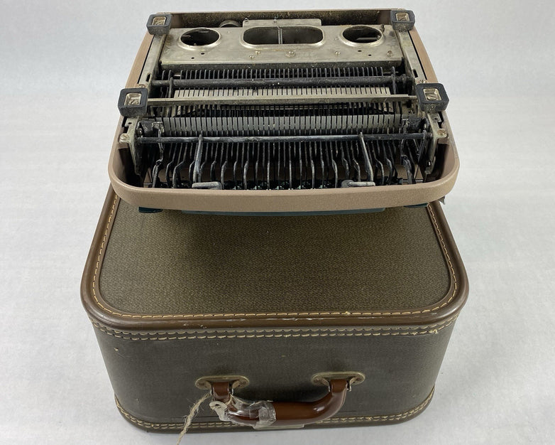 Remington Quiet Riter Miracle Tab Manual Typewriter with Case and Key Untested