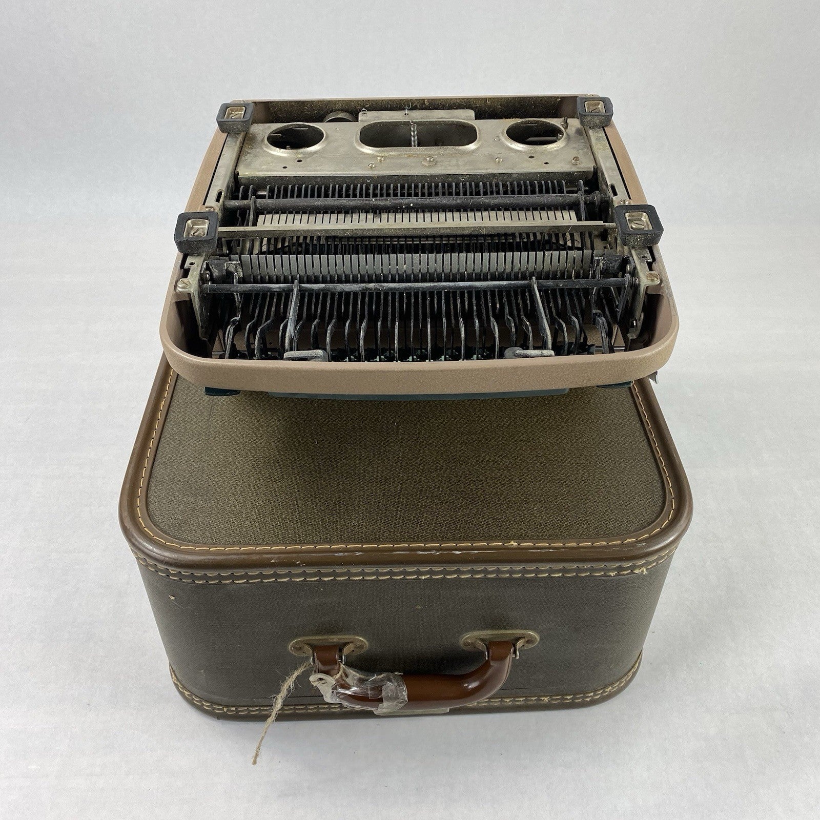 Remington Quiet Riter Miracle Tab Manual Typewriter with Case and Key Untested