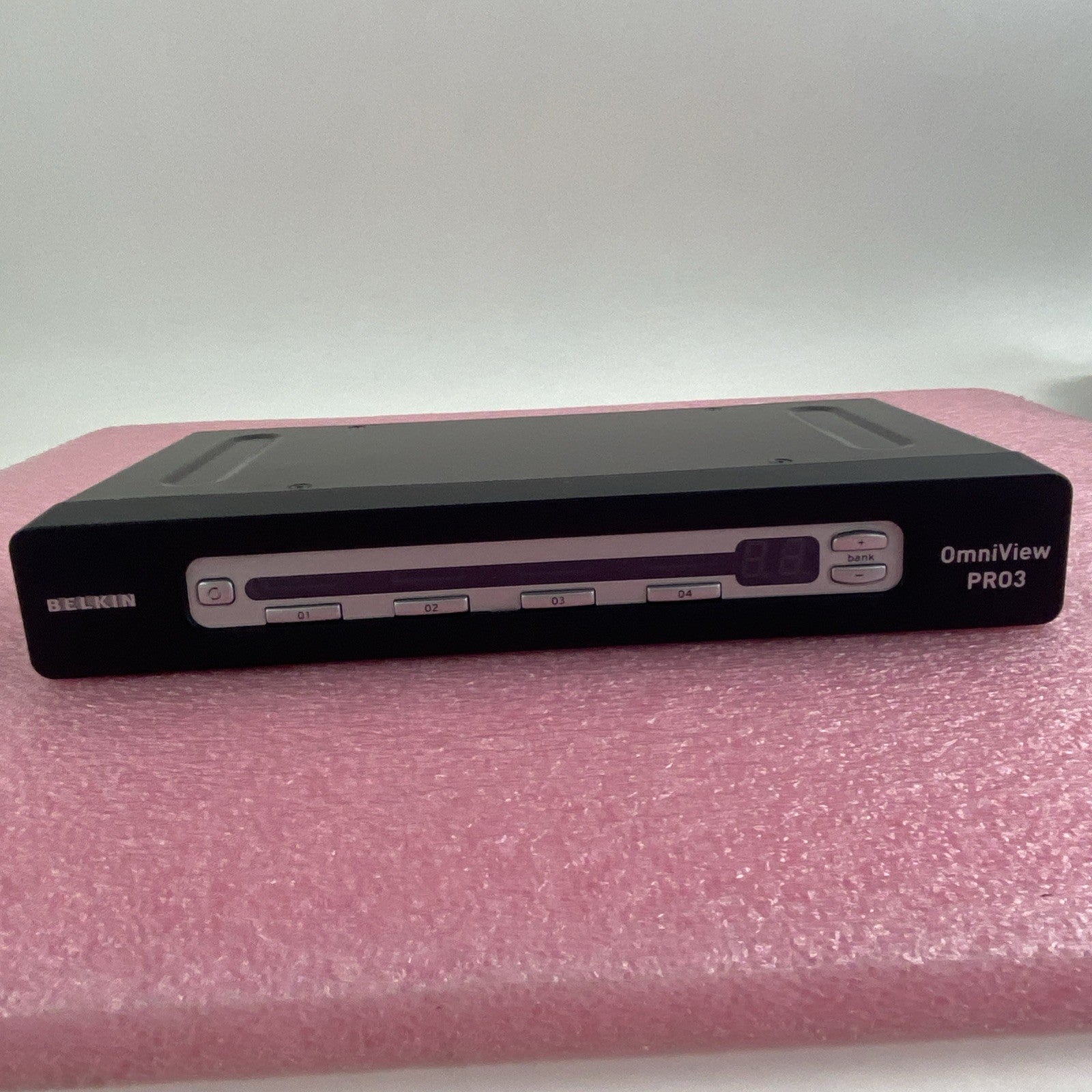 Belkin F1DA104Z OmniView Pro3 4-port KVM Switch6