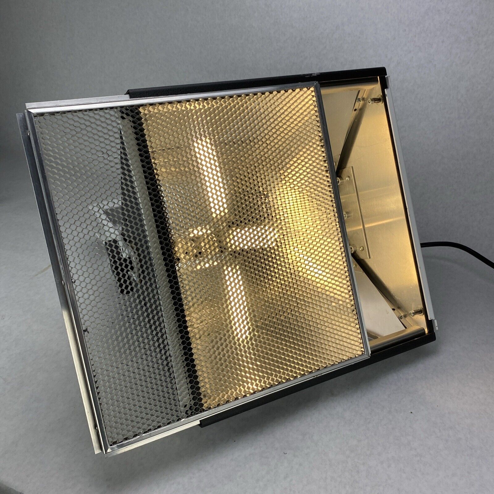 VIDESSENCE AA311471 16"X16" Studio Light with Honeycomb Grid and Grid Clamp