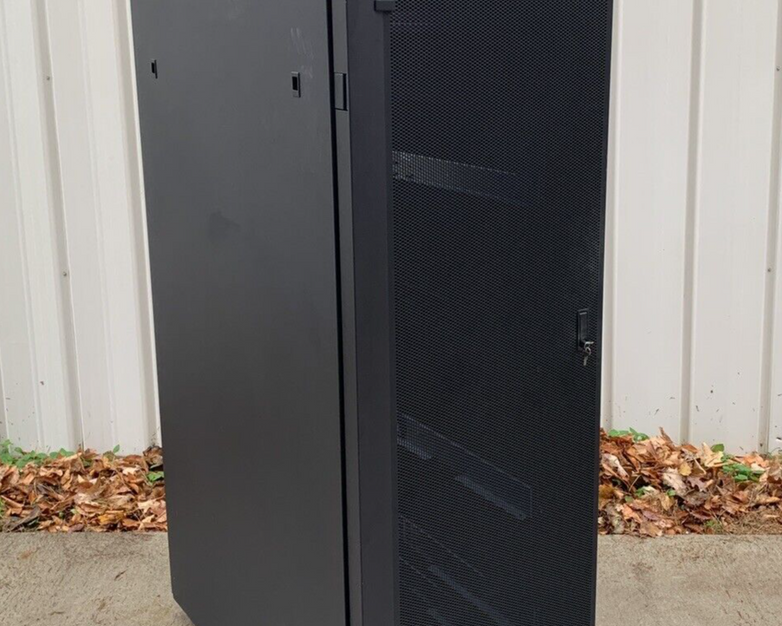 IBM NetBAY 9308 42U Enterprise Server Cabinet Rack 42S w/ Keys and Side Panels