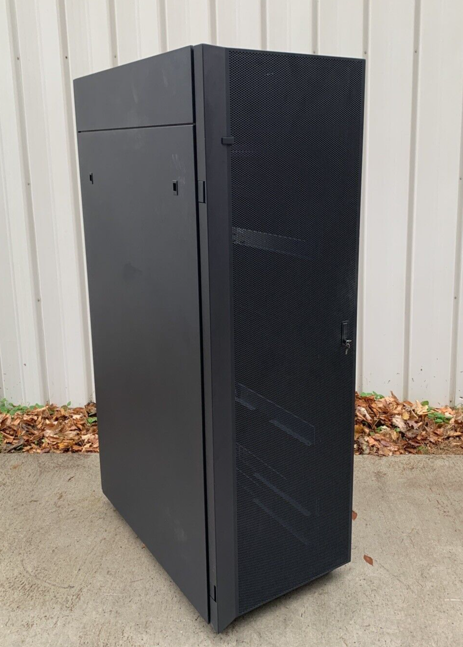 IBM NetBAY 9308 42U Enterprise Server Cabinet Rack 42S w/ Keys and Side Panels