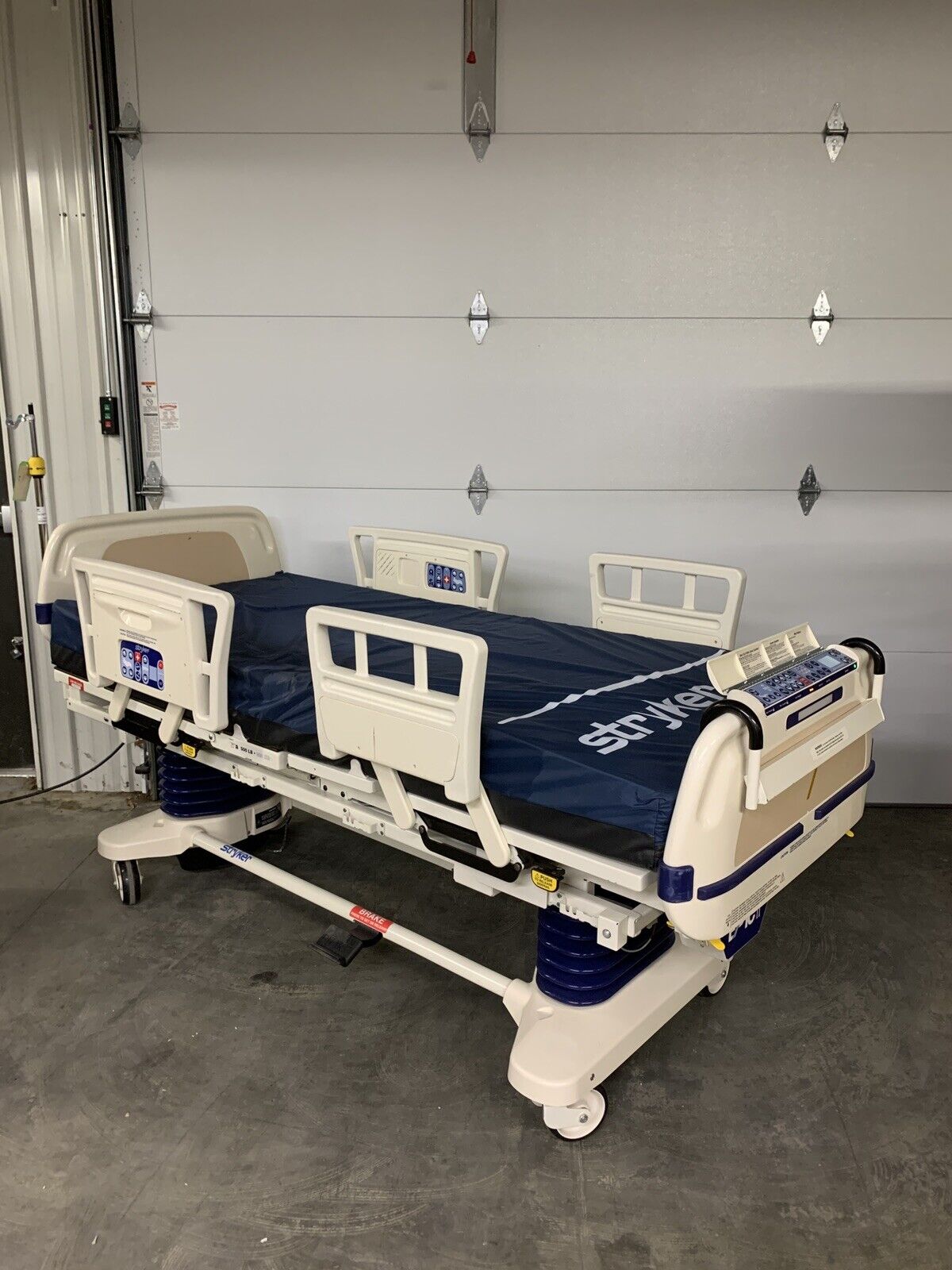 Stryker Epic Bed 2030 Critical Care Hospital Bed Comfort Gel Semi Bad Hydraulic