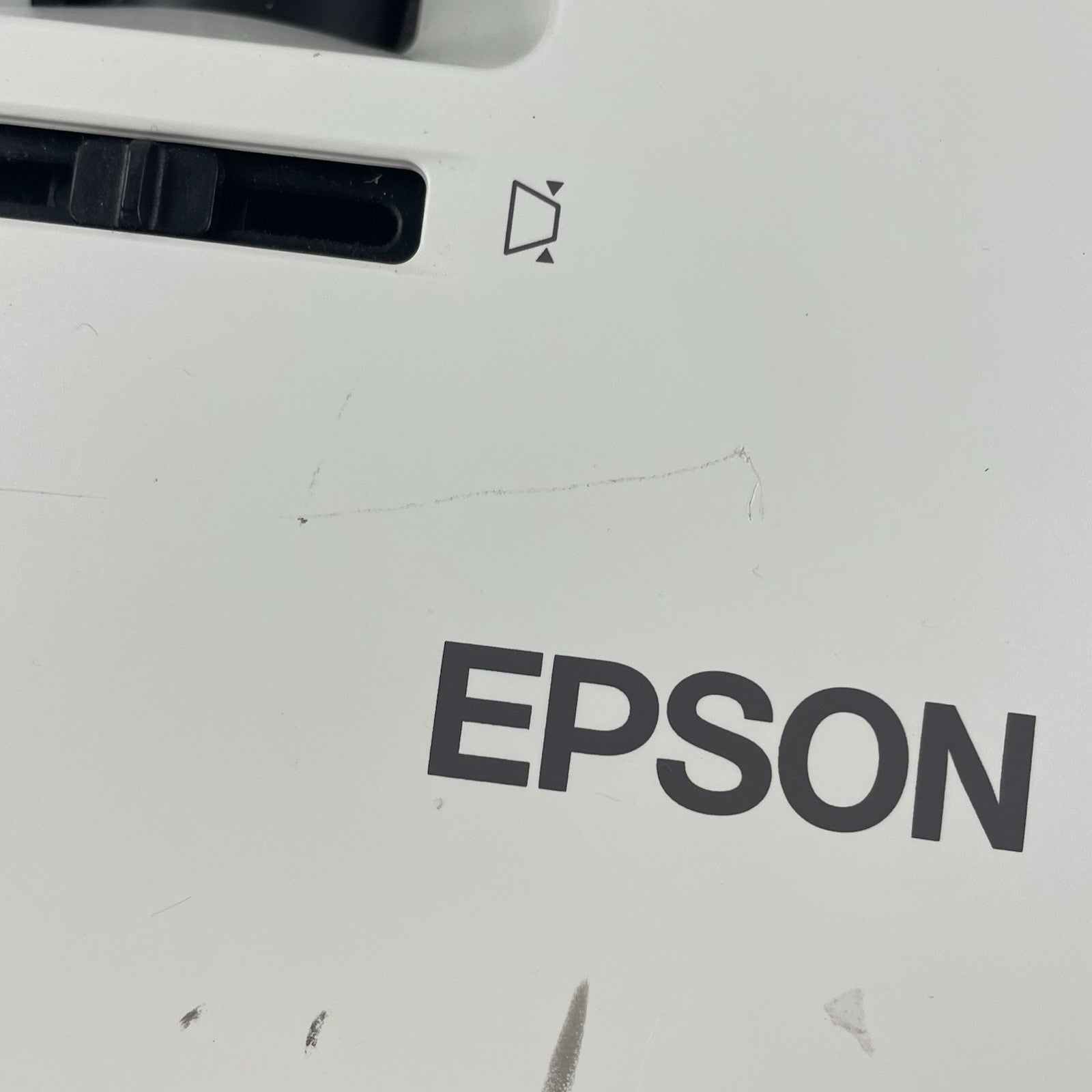 Epson H687A White Portable 100-240V 3LCD LCD (456 Lamp Hours)