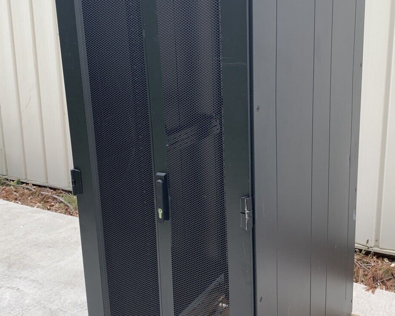 Emerson Knurr DCM Server Rack 42U 78"-48"-28"