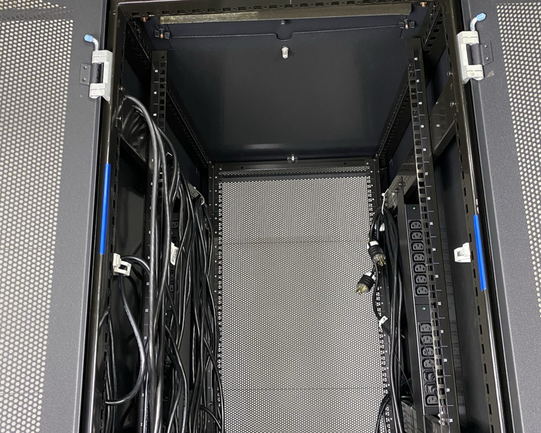 IBM 9307-4RX 1S 42U Server Rack Cabinet 39M6738 w/ Power Distribution Units