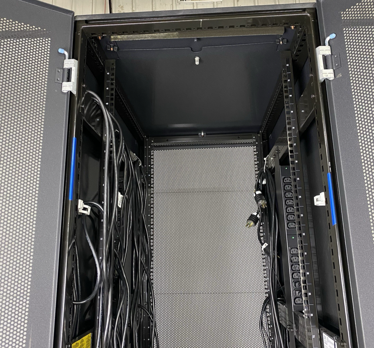 IBM 9307-4RX 1S 42U Server Rack Cabinet 39M6738 w/ Power Distribution Units8