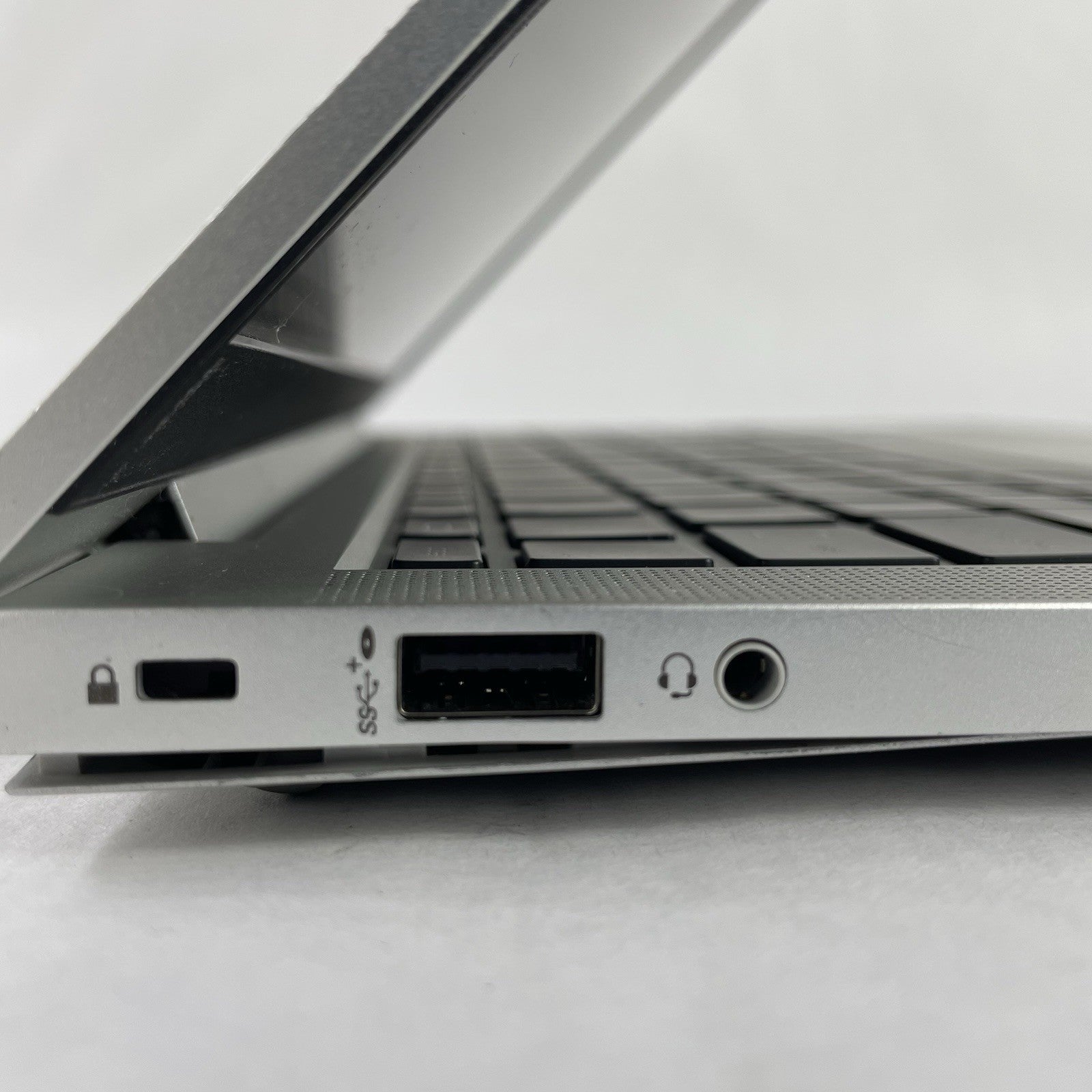 HP ProBook 630 G8 13.3" i7-1165G7 2.80 GHz 8 GB RAM No SSD No OS - Dinged Corner6