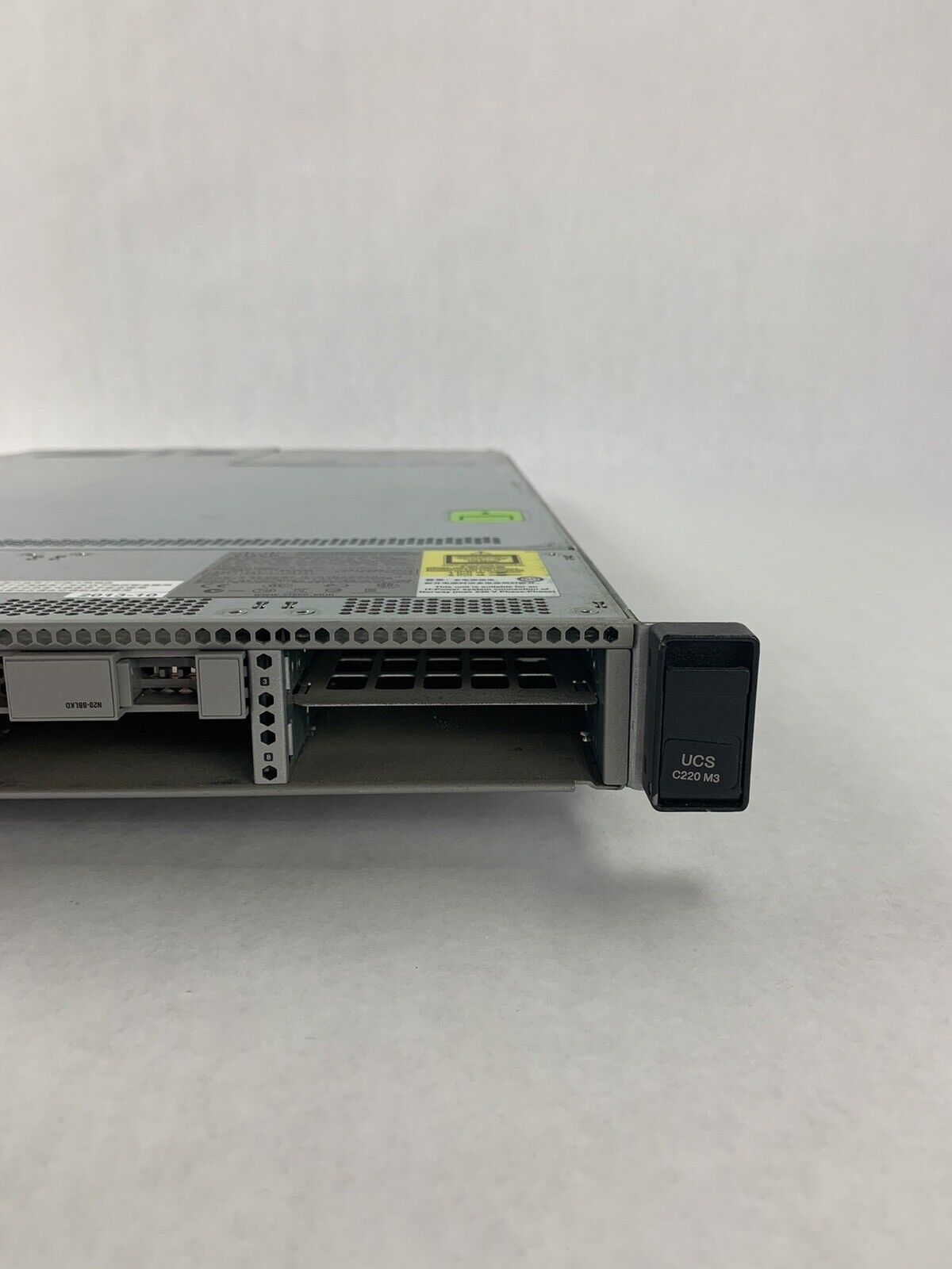 Cisco-UCS UCSC-C220-M3S Server Xeon E5-2609 2.4 GHz  16 GB RAM No HDD No OS