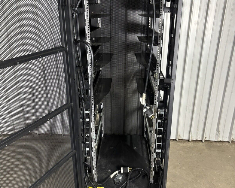 IBM 7014/7015/7017 00P1896 36U Server Rack Cabinet Missing Side Panel