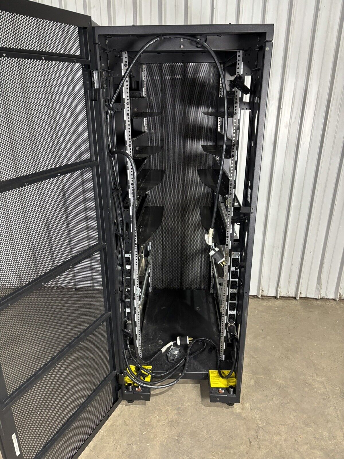 IBM 7014/7015/7017 00P1896 36U Server Rack Cabinet Missing Side Panel