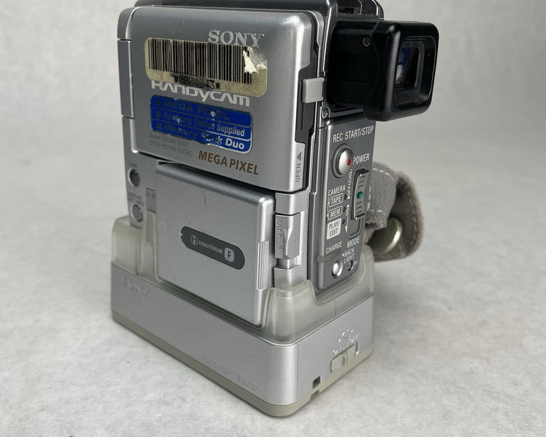 Sony Handycam DCR-PC109 Mini DV Hybrid Camcorder With Nightshot / Nightvision