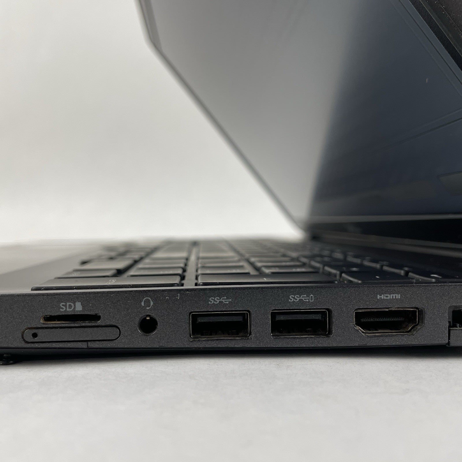 Dell Latitude 5500 15.6" i5-8265U 1.60 GHz 8 GB RAM No SSD/OS/AC - Bad Edge7