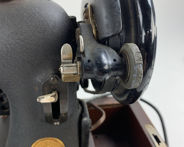 Singer Sewing Machine 15-7 Powers On Motor Runs Dried Belts