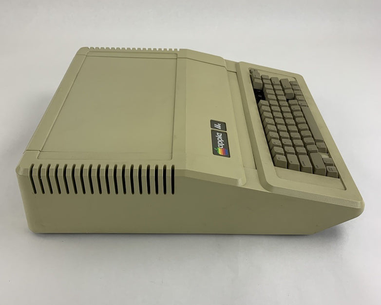 Apple IIe A2S2064 Vintage Personal Computer - Tested Missing Keys