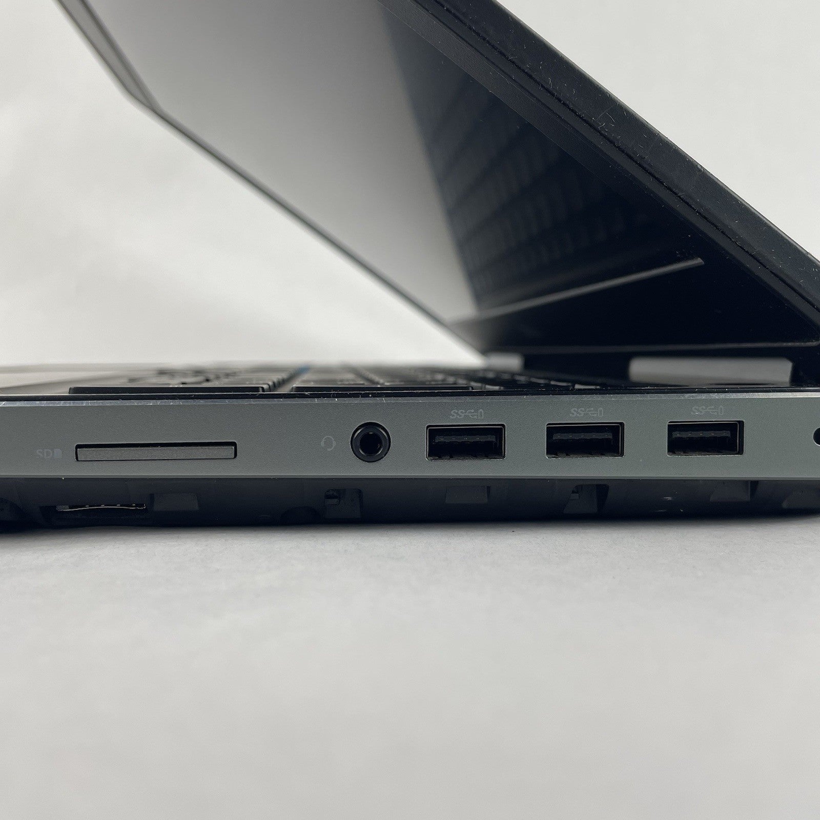 Dell Precision 7510 15.6" i7-6820HQ 2.70 GHz 8 GB RAM No SSD/OS/AC/Batt - READ8