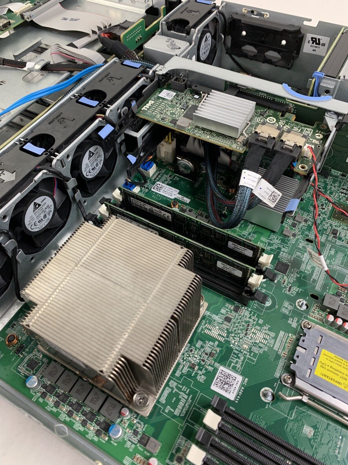Dell PowerEdge R515 Server 1x AMD Opteron 4122 2.2 GHz 16 GB RAM No HDD No OS