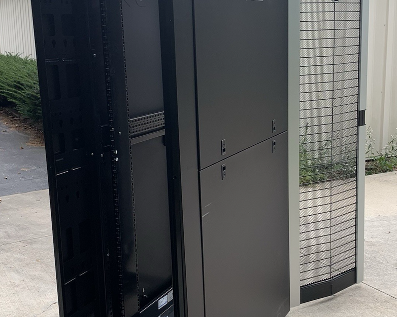 Dell PowerEdge 4220 42U Server Rack Cabinet 0T8GFJ  No PDUs or Rear Panel & Door