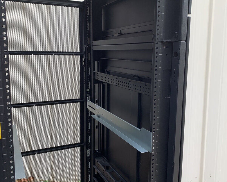 IBM NetBAY 9308 42U Enterprise Server Cabinet Rack 42S w/ Keys and Side Panels