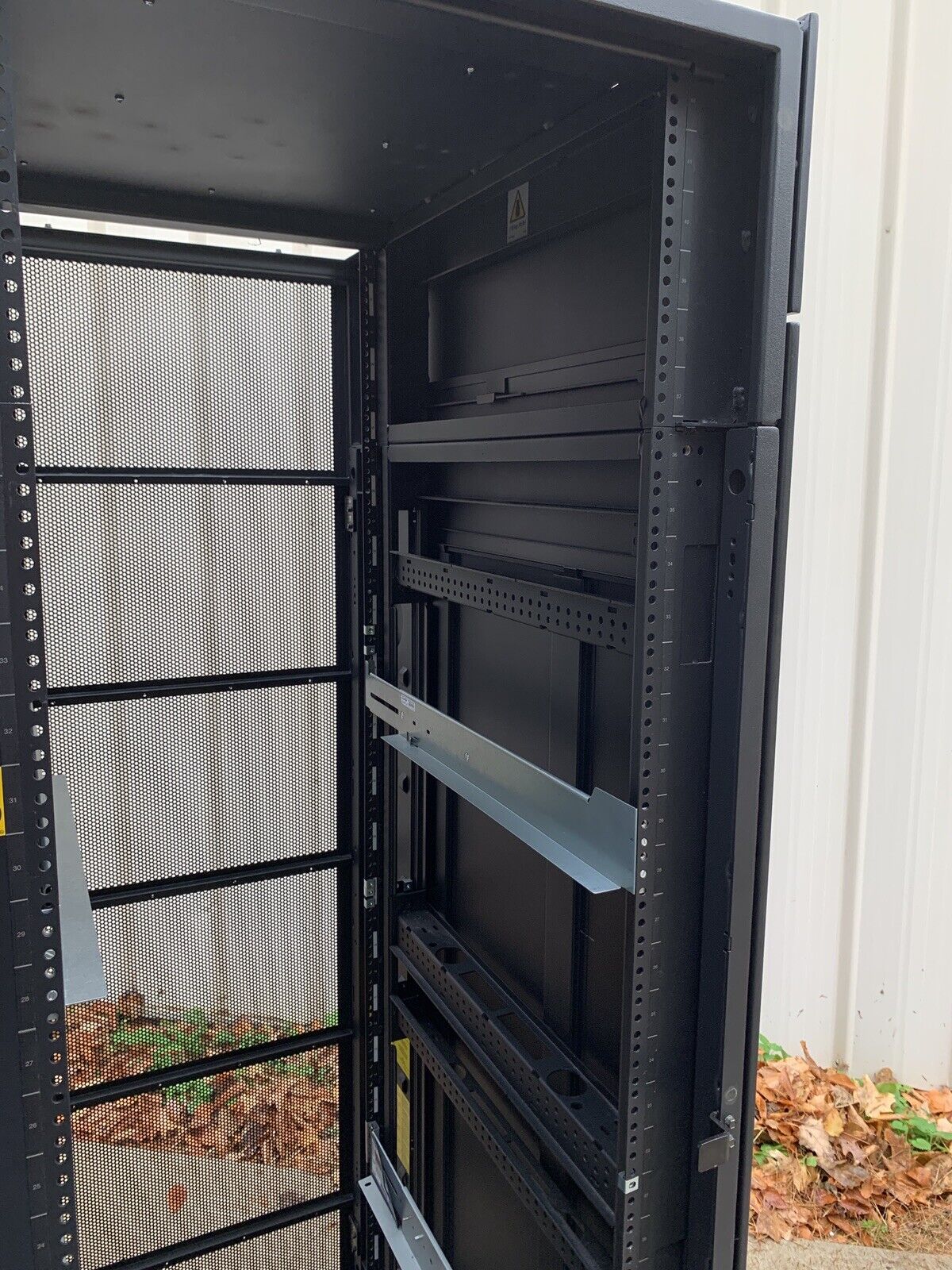 IBM NetBAY 9308 42U Enterprise Server Cabinet Rack 42S w/ Keys and Side Panels