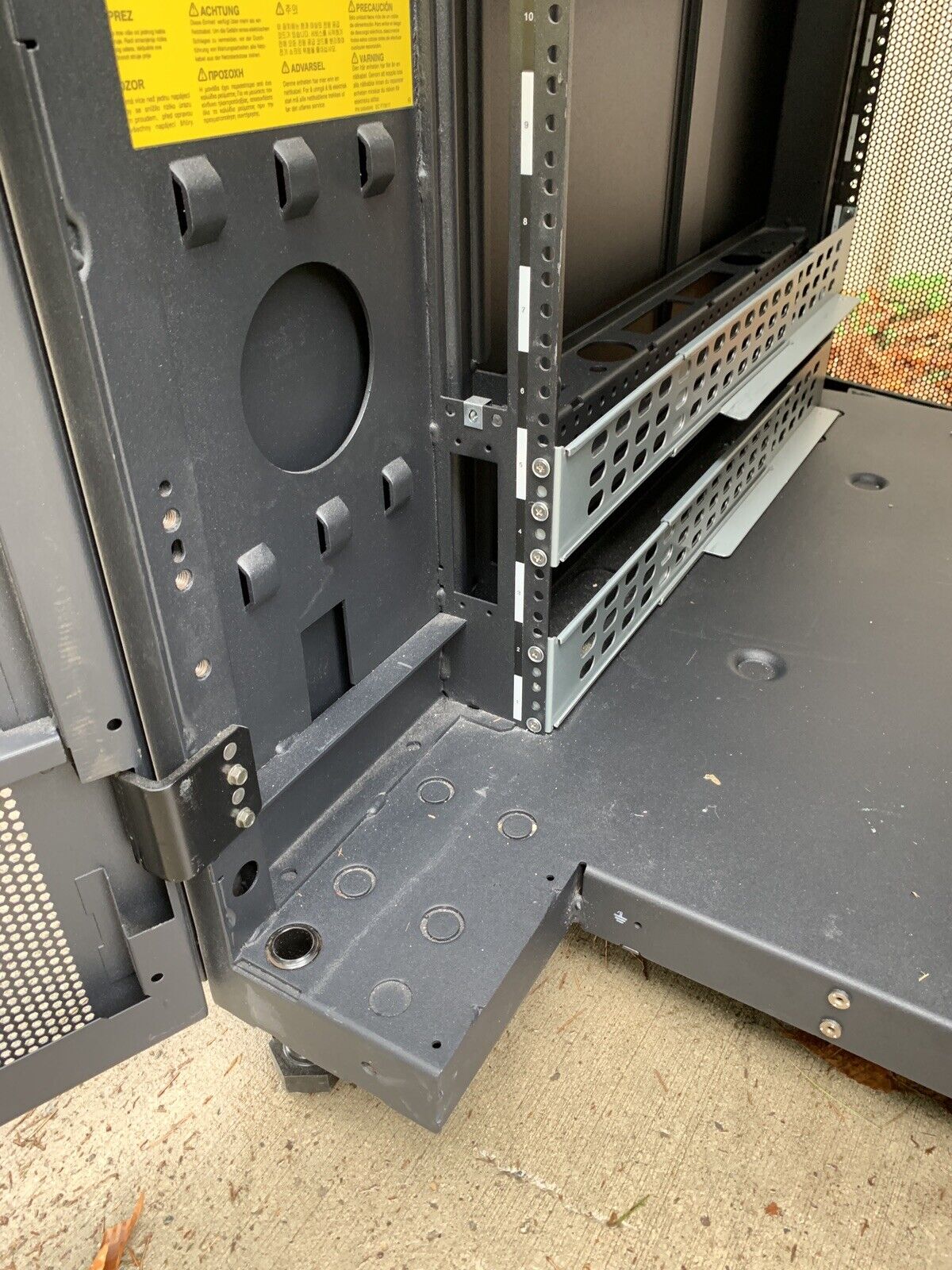 IBM NetBAY 9308 42U Enterprise Server Cabinet Rack 42S w/ Keys and Side Panels