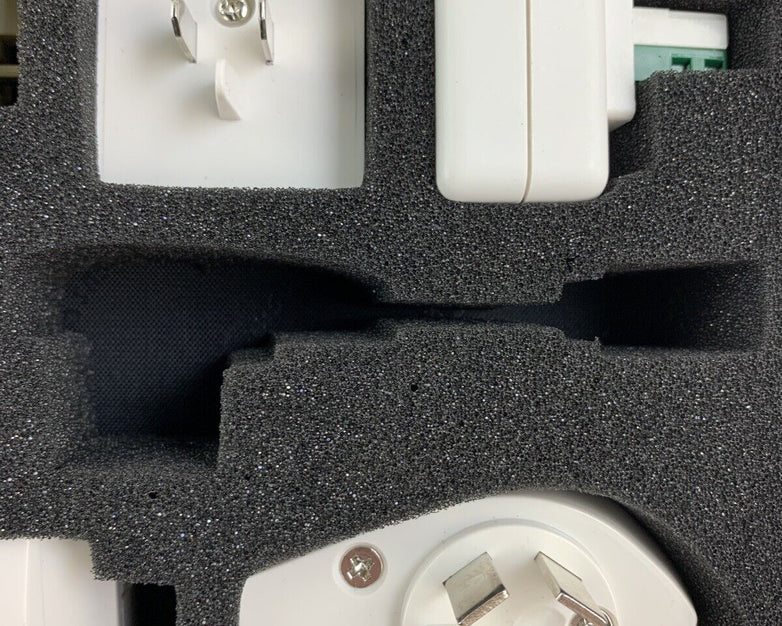 TARGUS PA031U Travel Connection Kit World Pack Power and Adapters Missing One