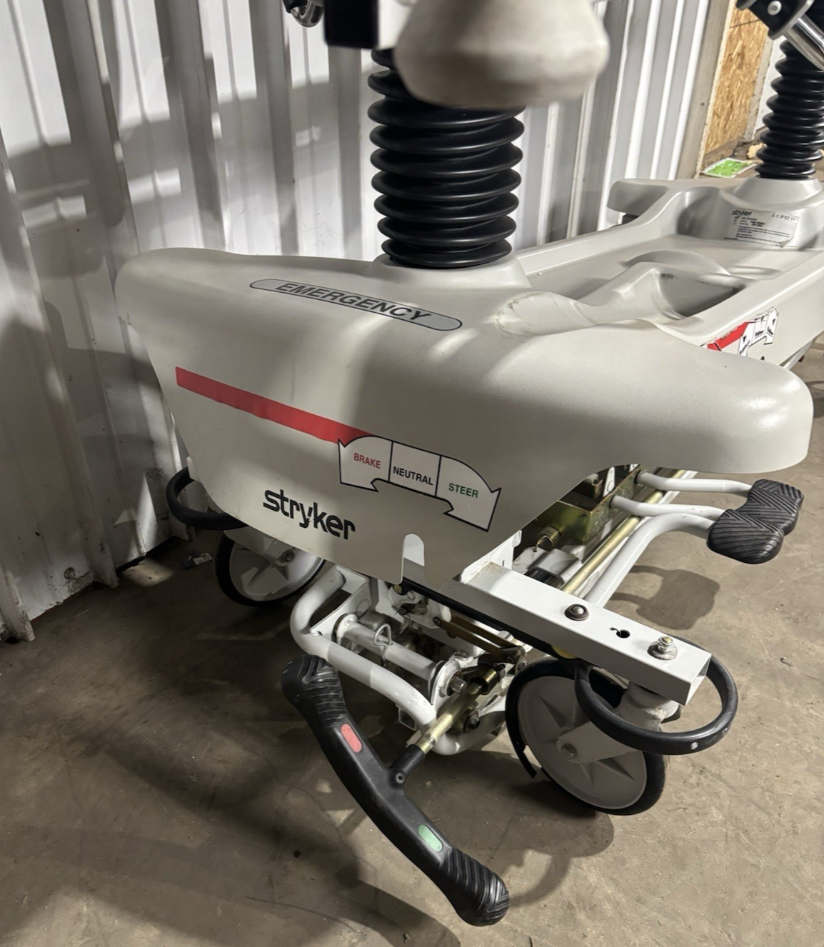 Stryker 1001 IPX2 Pedal Hydraulic Stretcher Deteriorated Rubber Wheels No Bed