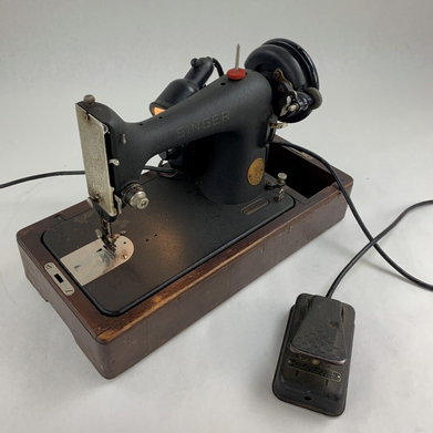 Singer Sewing Machine 15-7 Powers On Motor Runs Dried Belts