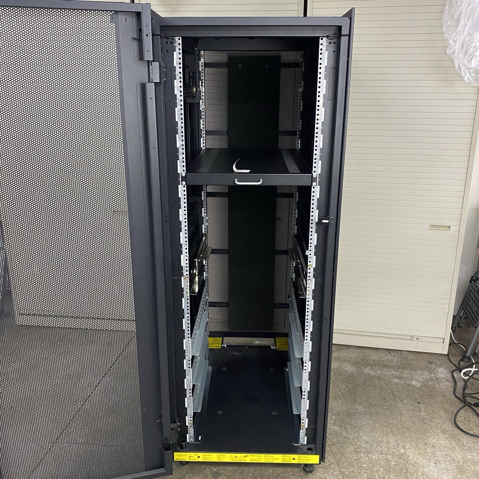 IBM 7014-T00 Enterprise 19" Rack Enclosure No Keys2