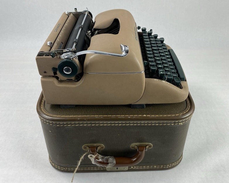 Remington Quiet Riter Miracle Tab Manual Typewriter with Case and Key Untested