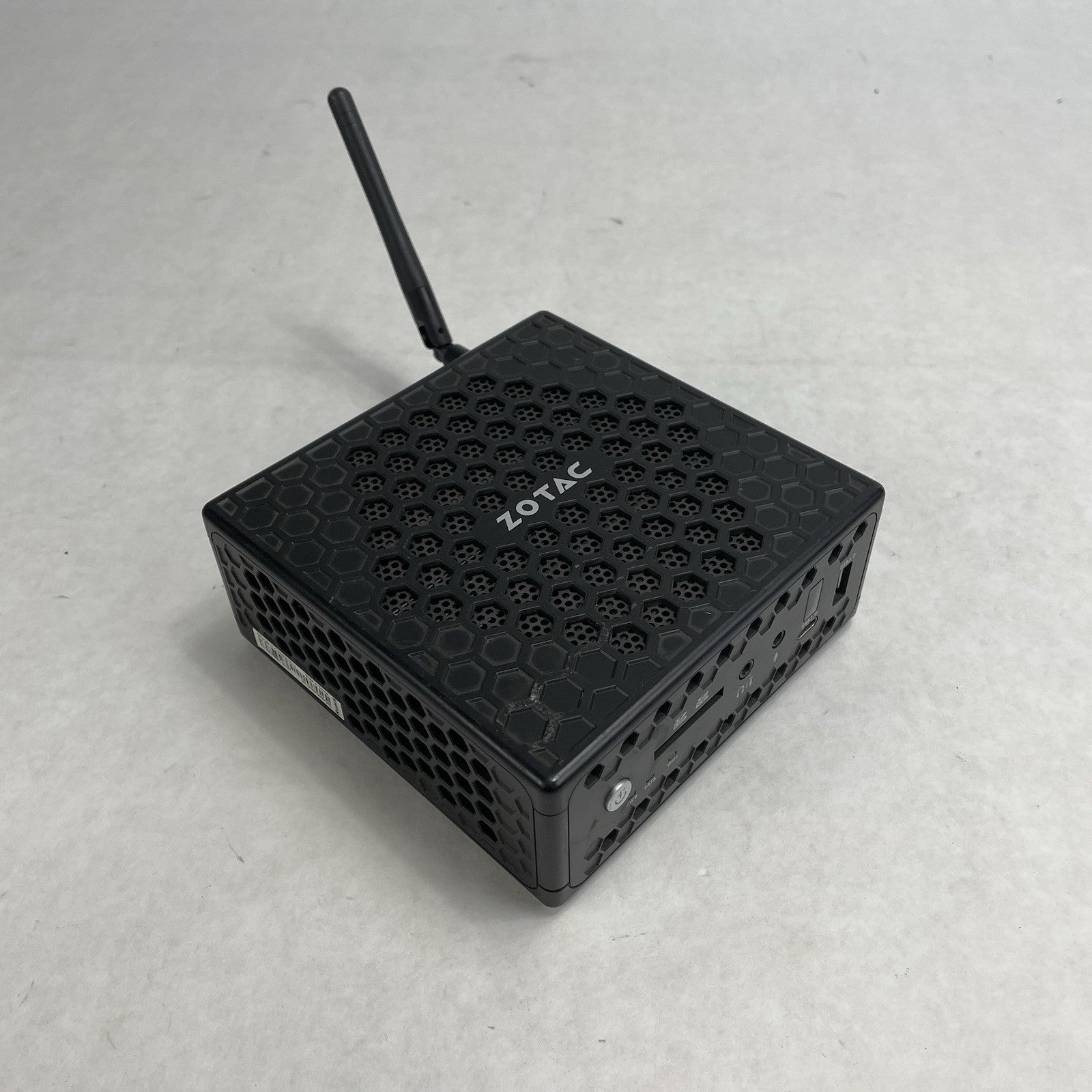 ZOTAC ZBox CI323 Nano Micro Celeron N3150 1.60 GHz 4 GB RAM No SSD No OS