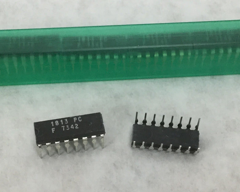 Genuine FAIRCHILD 1813 PC  F 7342 16-Pin Dip Integrated Circuit  Lot of 30