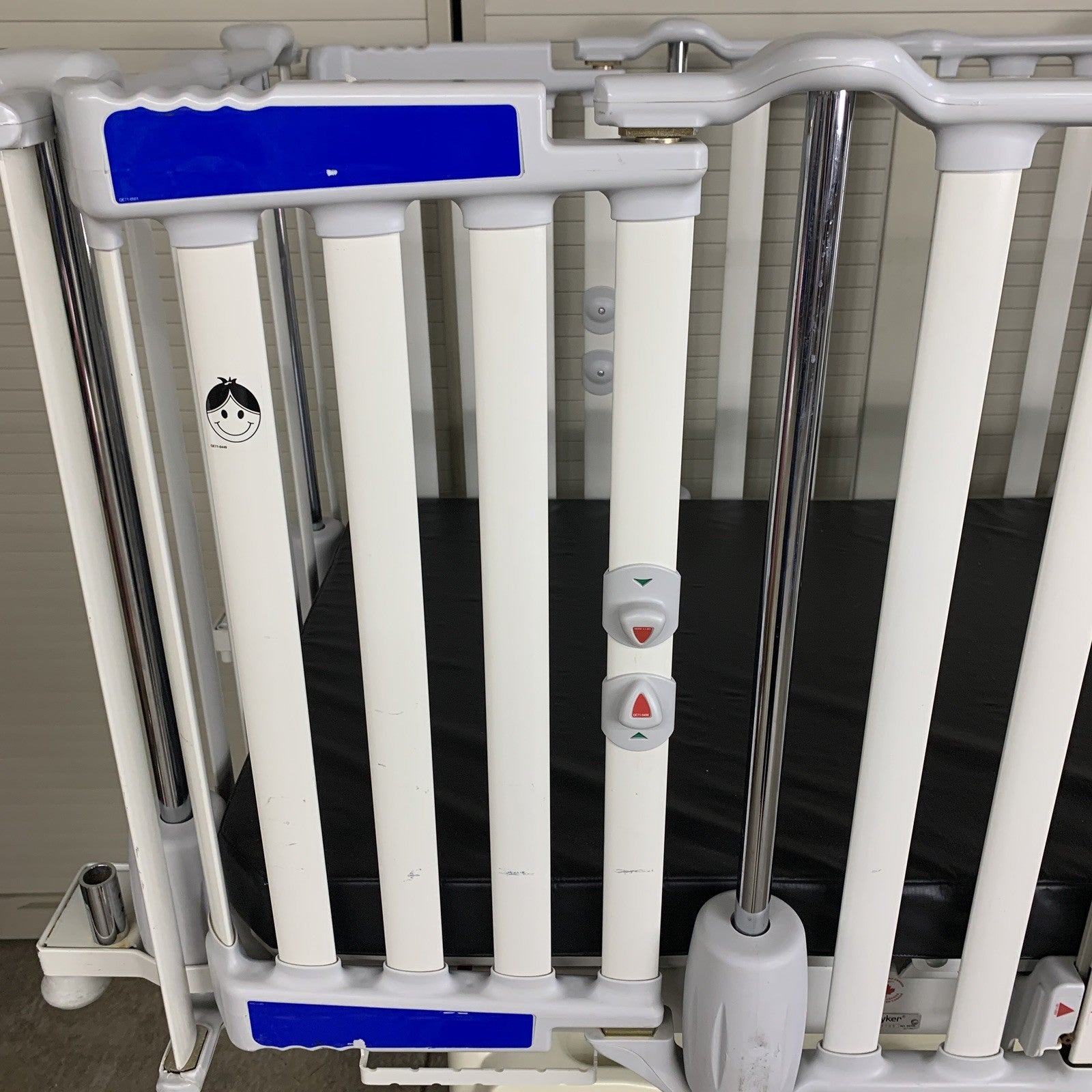 Stryker Cub FL19H Pediatric Crib with Mattress No Handles on Doors