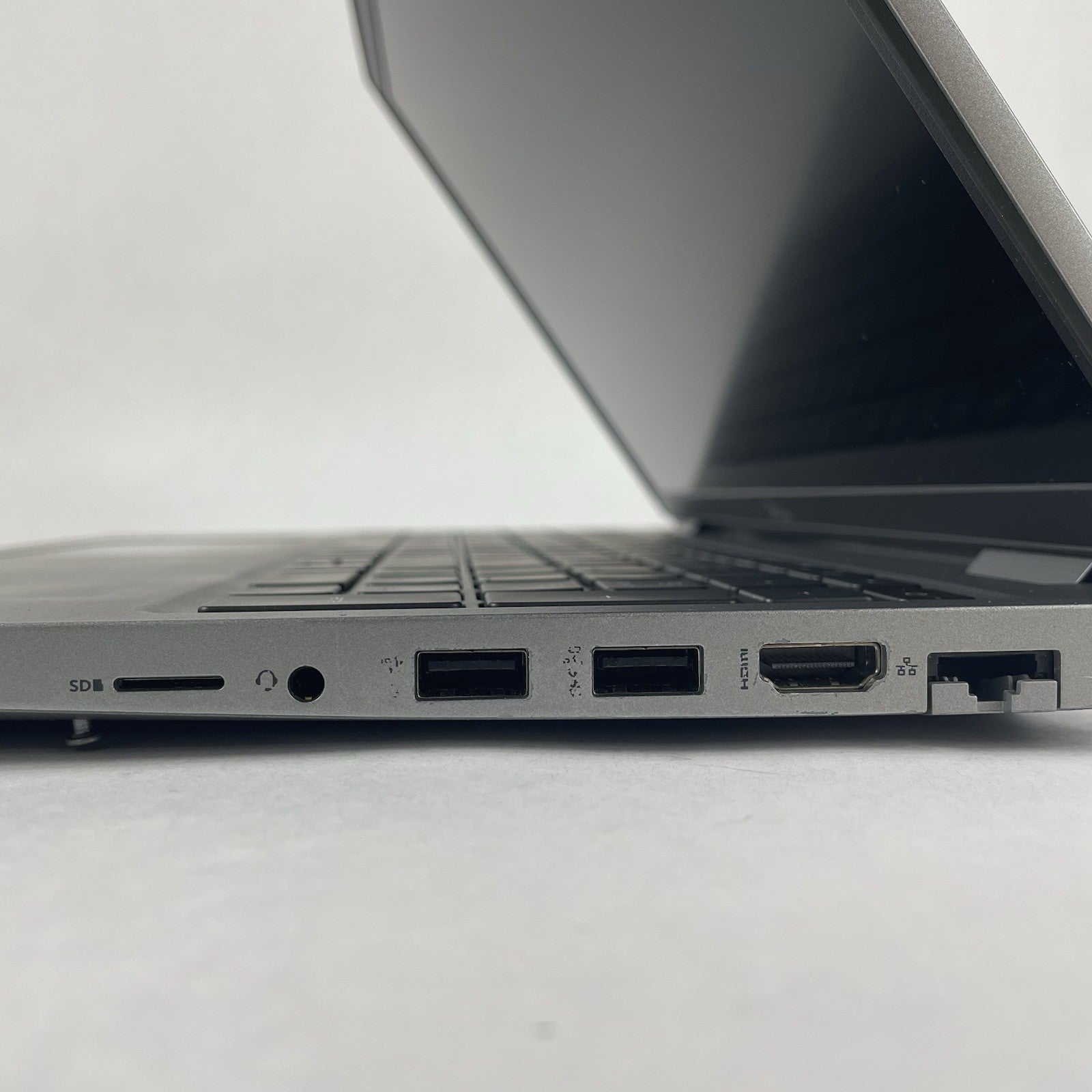 Dell Latitude 5530 15.6" i5-1235U 3.96GHz 8GB RAM No SSD/OS/AC - Scratched Paint6