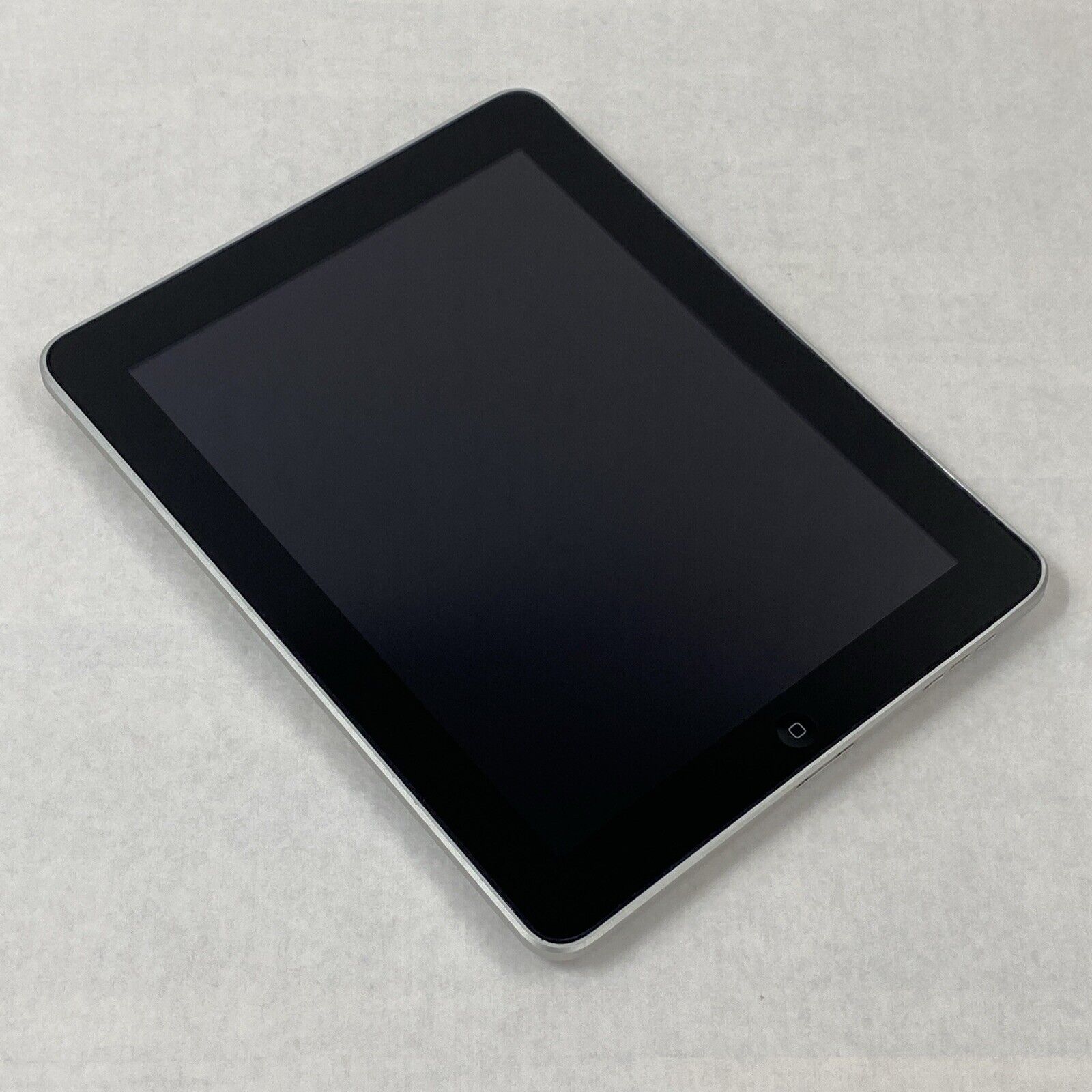 Apple iPad 1st Gen A1219 32GB 9.7" Wi-Fi Silver iOS 5.1.1