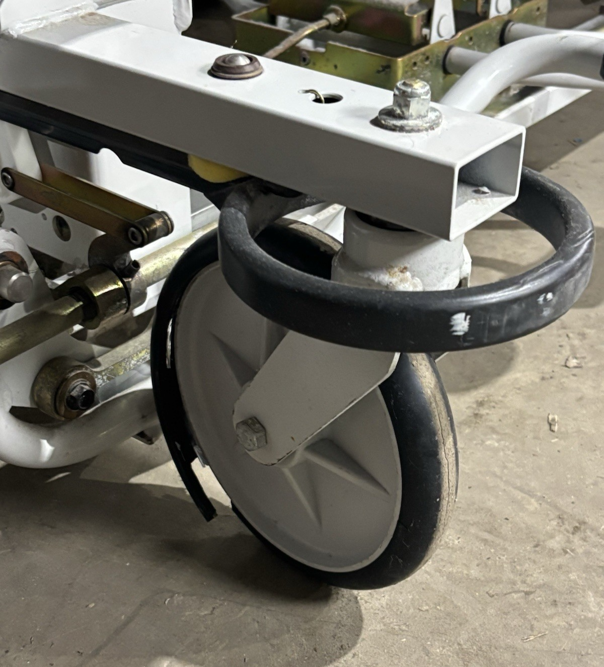 Stryker 1001 IPX2 Pedal Hydraulic Stretcher Deteriorated Rubber Wheels No Bed