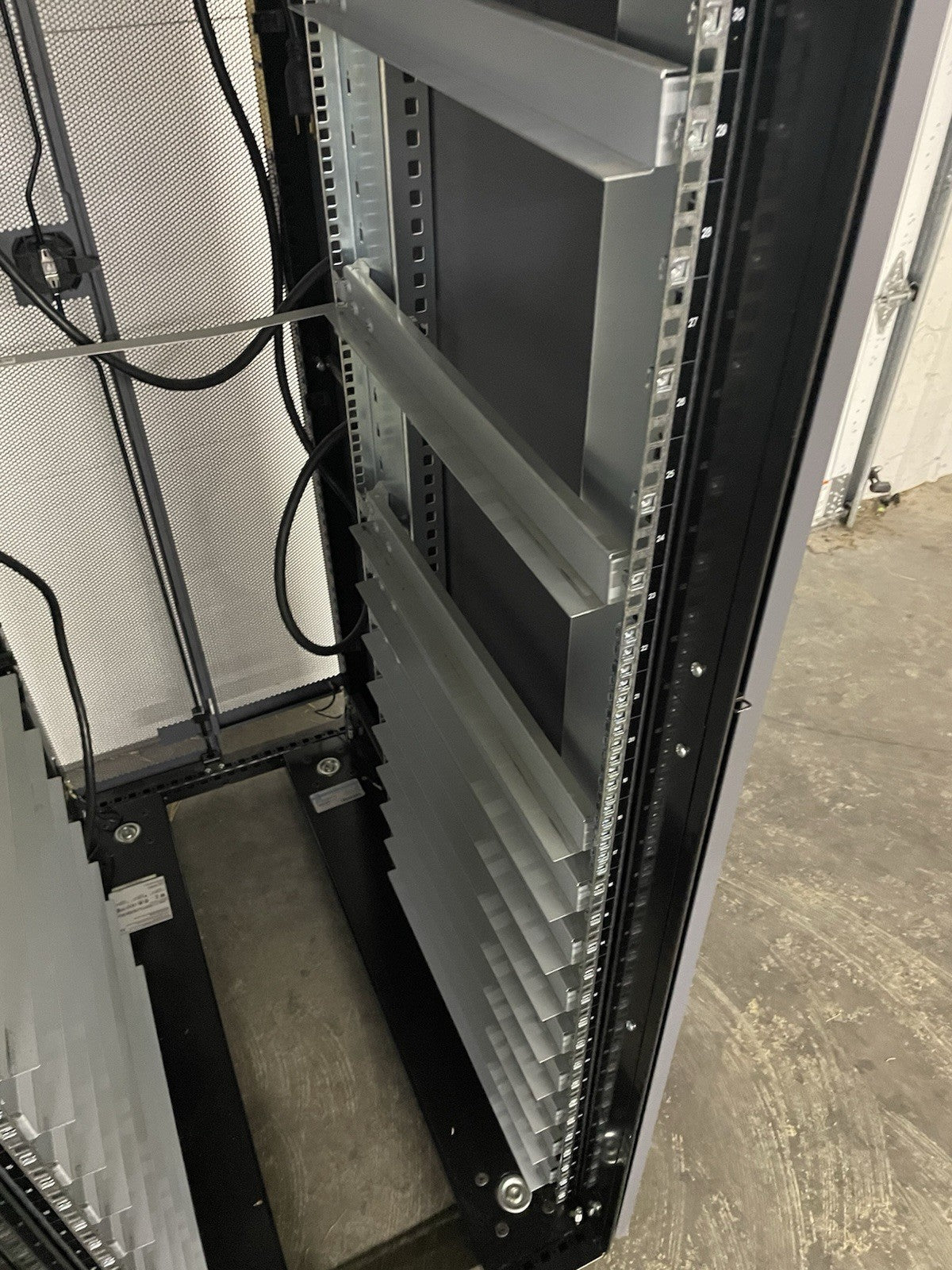NETAPP NAC-0501 Server Rack Cabinet Unlocked With Keys