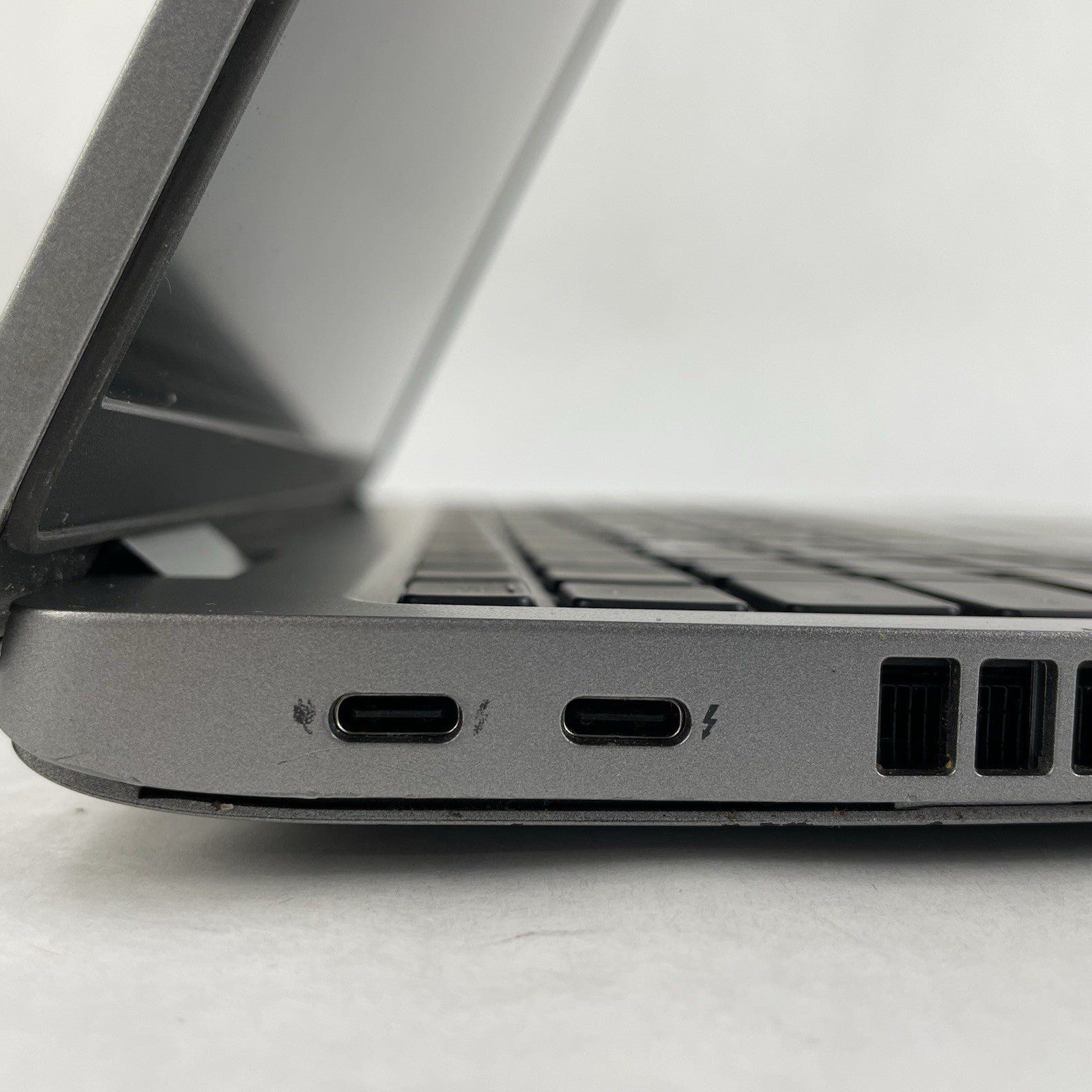 Dell Latitude 5520 15.6" i5-1135G7 2.40 GHz 8 GB RAM No SSD/OS/AC - Worn Keys8
