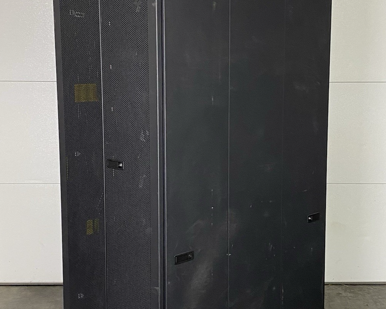 IBM 9307-4RX 1S 42U Server Rack Cabinet 39M6738 w/ Power Distribution Units