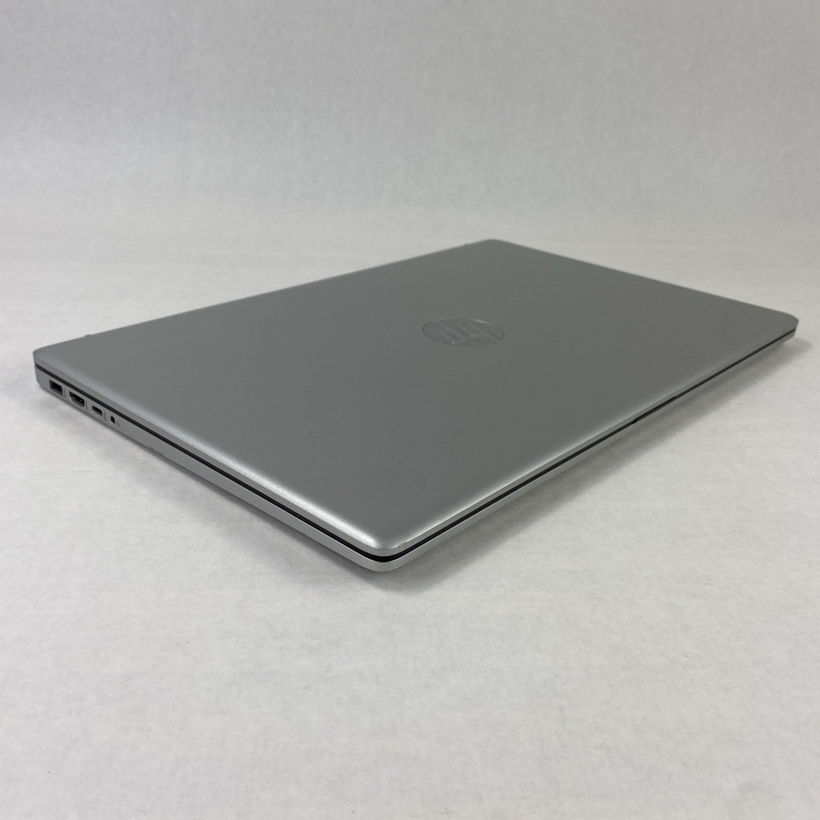 HP Laptop 17-cp1035cl AMD Ryzen 5 5625U 2.30 GHz 16 GB 17.3" No HDD No OS