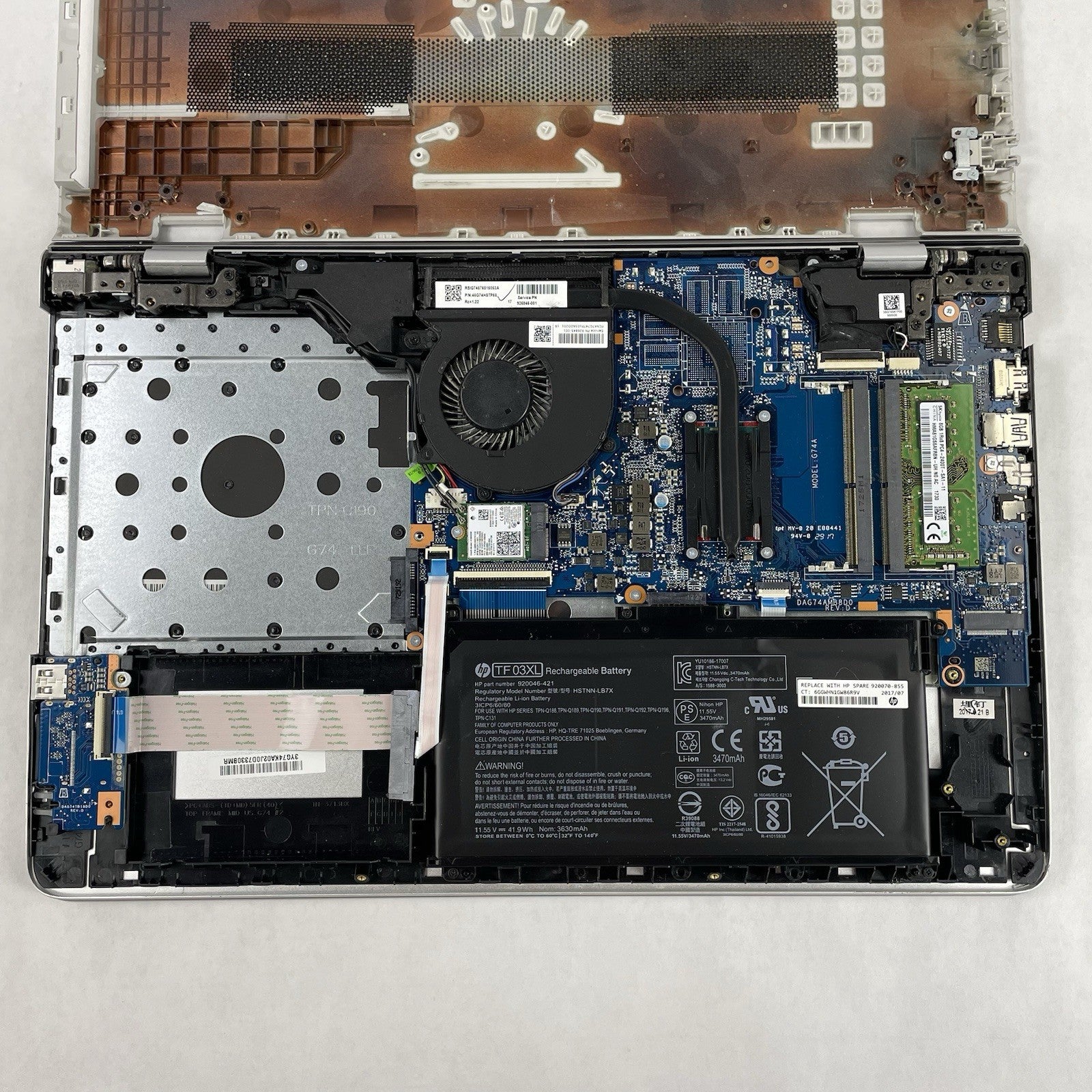 HP Pavilion 15-cc123cl 15.6" i5-8250U 1.60 GHz 8GB RAM No SSD No OS - Bad Bottom19