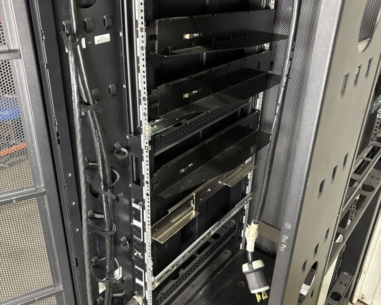 IBM 7014/7015/7017 00P1896 36U Server Rack Cabinet Missing Side Panel
