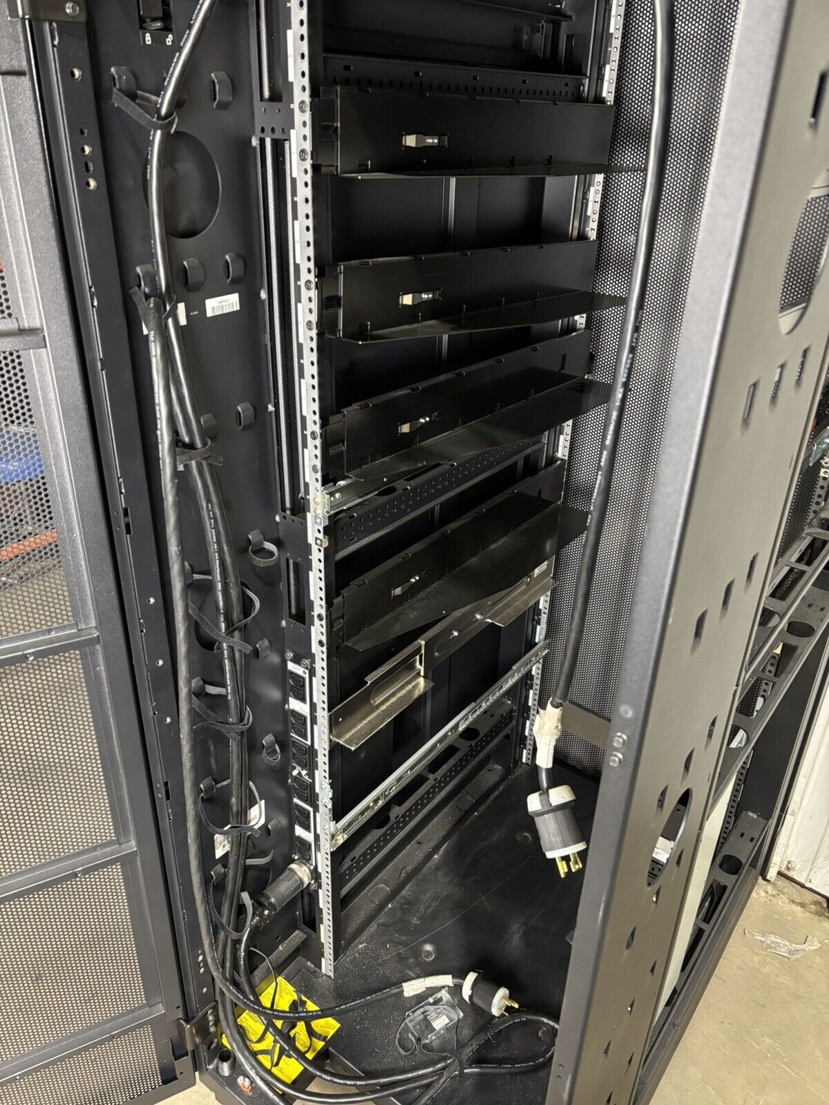 IBM 7014/7015/7017 00P1896 36U Server Rack Cabinet Missing Side Panel