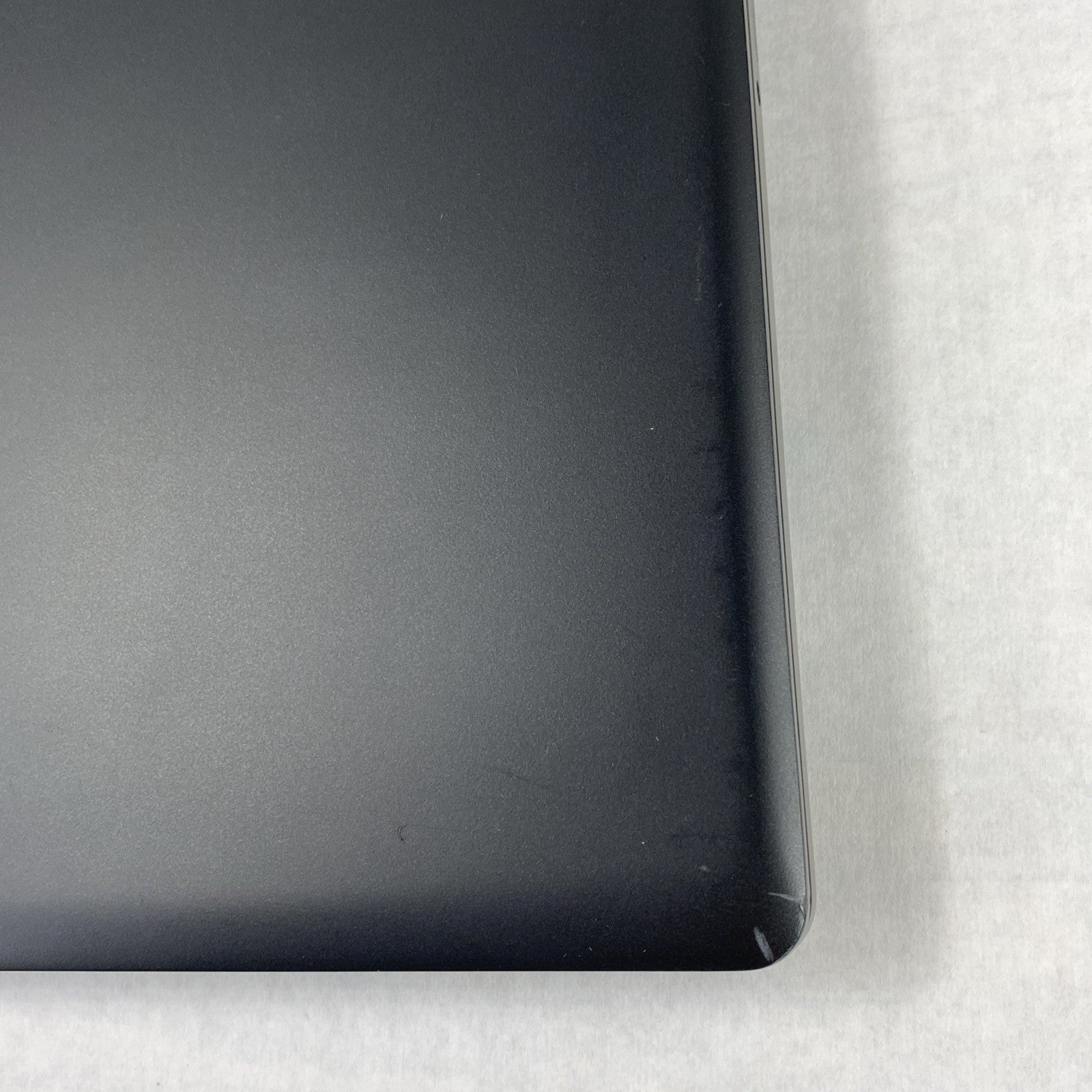 Dell Latitude 5590 Core i5-7300U 2.60 GHz 8 GB RAM 15.6" No Battery No HDD No OS